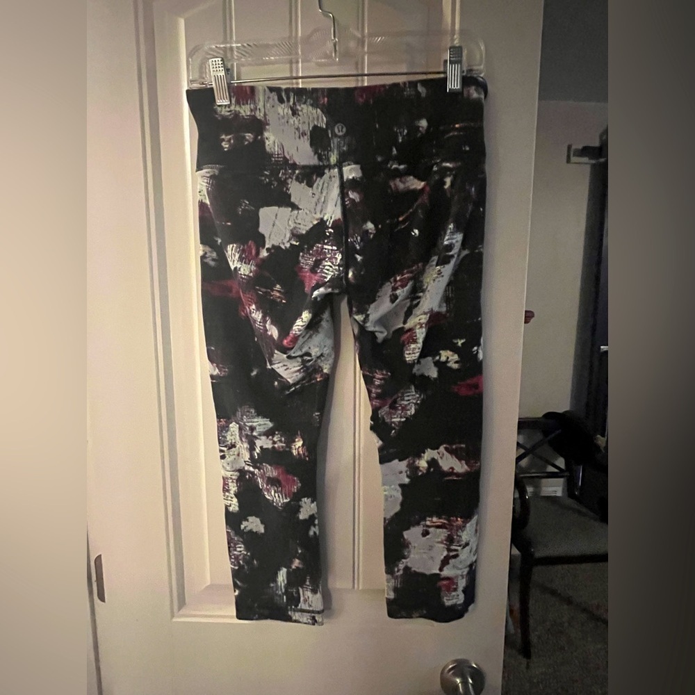 Lululemon Abstract Print Crop Leggings, size 8